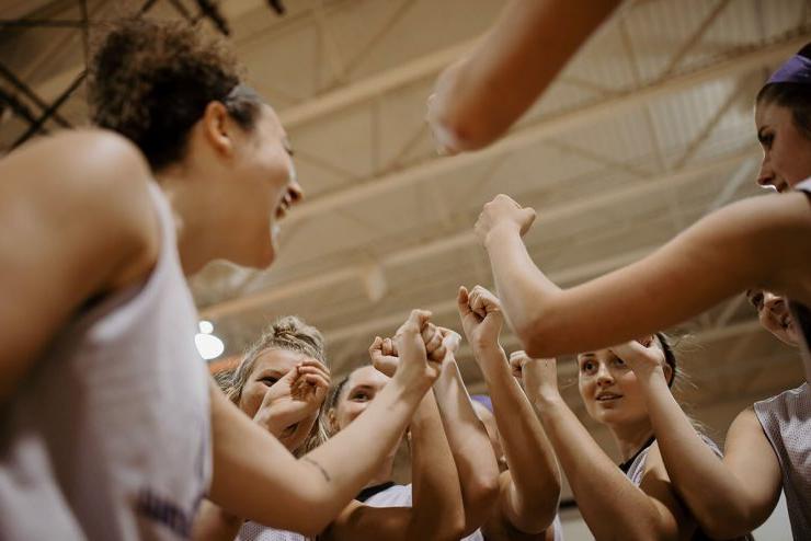 立博体育登录女子篮球队在一团准备比赛